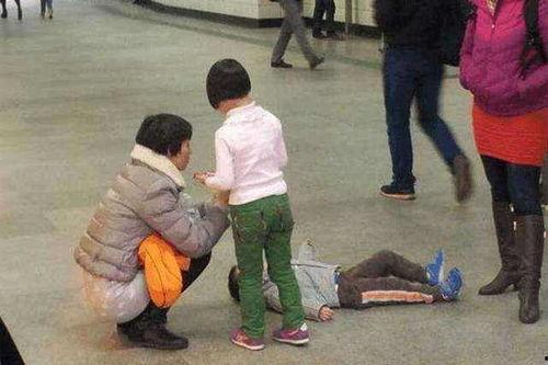 妈妈撒泼打滚女儿吃瓜视频,这是什么神仙母女关系？